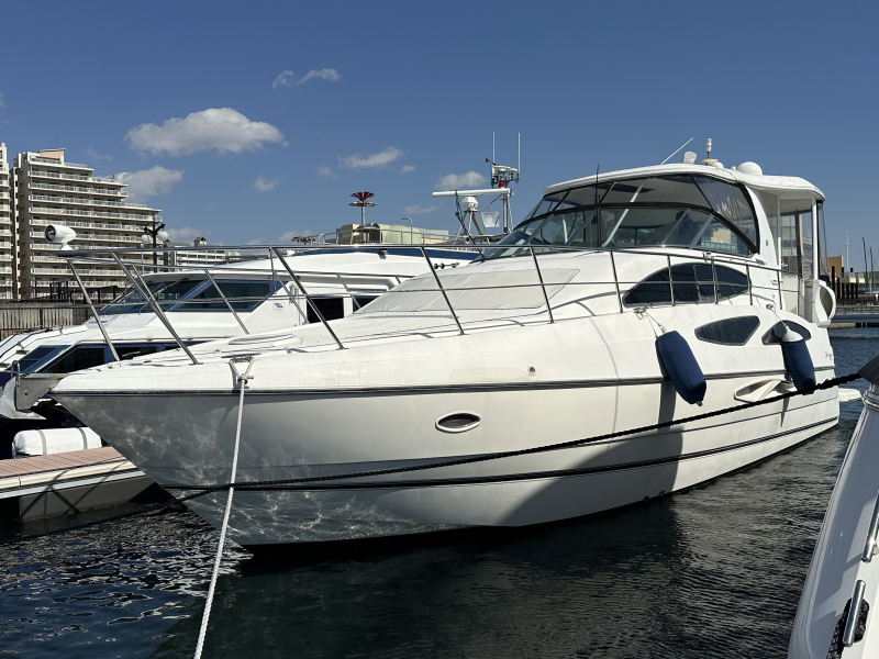 クルーザーズ 455 バスタブ付トリプルキャビン艇Express Motoryacht