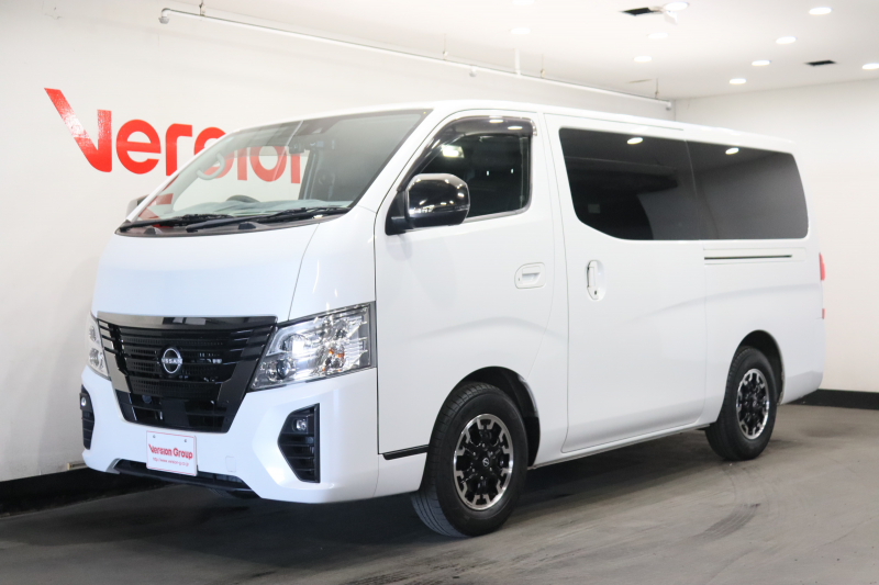 日産 キャラバン グランドプレミアム　GXプロスタイル　全国3年保証付　デジタルインナーミラー　ディスプレイオーディオ　全周囲カメラ　ベッドキット　クリアランスソナー　衝突被害軽減　踏み間違い防止　社外シートカバー付　左側電動スライドドア　前後ドラレコ