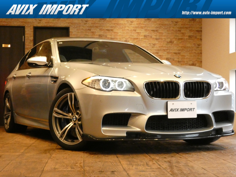 BMW Mシリーズ M5  ﾍﾞｰｽ 右H  SR 白革 HDDﾅﾋﾞ TV 全周囲ｶﾒﾗ Mﾏﾙﾁﾌｧﾝｸｼｮﾝｼｰﾄ ｼｰﾄﾋｰﾀｰ PDC HUD 4ｿﾞｰﾝｴｱｺﾝ ｺﾝﾌｫｰﾄｱｸｾｽ ｱﾀﾞﾌﾟﾃｨﾌﾞLEDﾗｲﾄ 純正OP20AW