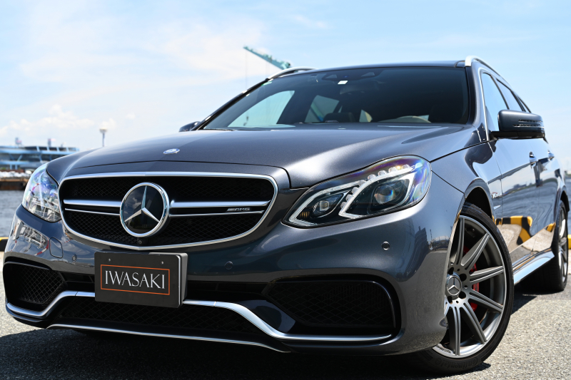 AMG Eクラス 超希少大人気W212後期AMG E63Sワゴン 正規ディーラー車左ハンドル法人1オナ禁煙屋根保管特注カラー最上級グレードSワゴンハーマンガードンOP360度カメラOPパノラマルーフ19インチアルミレッドキャリパー電動テールキックスイッチ付ダイナミックシートベンチレーター新車時より全ヤナセ徹底整備車両豪華装備必見！！