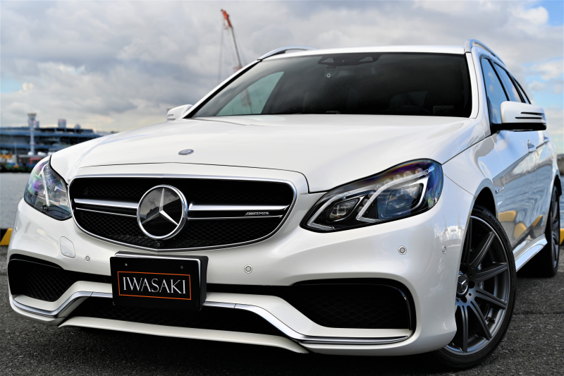 AMG Eクラス 大人気超希少W212後期AMG E63Sワゴン4マチック正規ディーラー車左ハンドル法人禁煙屋根保管低走行4.7万KmOPカラーダイヤモンドホワイトパール＆ブラックレザーインテリアベンチレーターOPチタングレー19インチアルミハーマンガードンサウンドシステム純正HDDナビ地デジ等豪華装備仕様多数必見！！