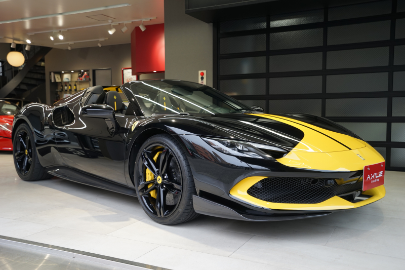 フェラーリ 296GTS アセットフィオラノ　レーシングストライプ　オプション合計1300万円　カーボンフロントリップ/サイドシル/リアディフューザー　1オーナー　