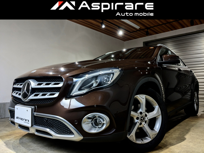 メルセデスベンツ GLA GLA180 プレミアムパッケージ　パノラマガラスサンルーフ　ブラックレザーシート　シートヒーター　レーダーセーフティPKG　ハーマンカードンスピーカー　1オーナー