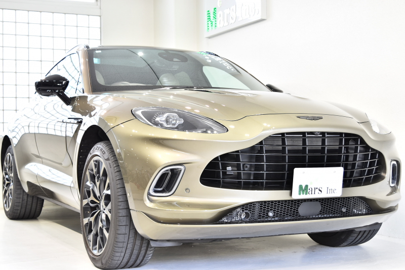 アストンマーティン DBX 4.0 V8 正規ディーラー車 有償ボディカラー ツートンレザーインテリア 22インチリボンホイール パノラマルーフ グロスブラックアッパーパッケージ 全席シートヒーター＆ベンチレーション 右ハンドル