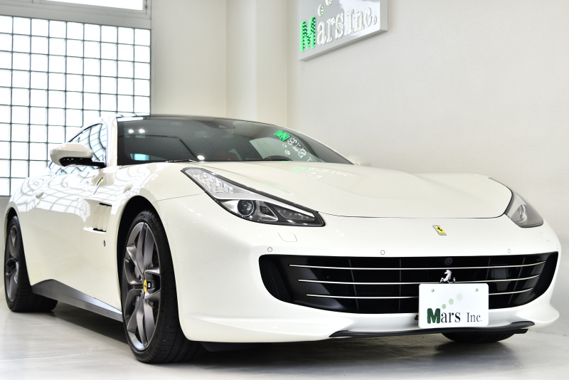 フェラーリ GTC4 ルッソ T F1 DCT 正規ディーラー車 特注ボディカラー「ビアンコフジ」 カーボンライバーゾーン+LEDステアリング パノラマルーフ サスペンションリフター 20インチ鍛造ダークペイントホイール 左ハンドル