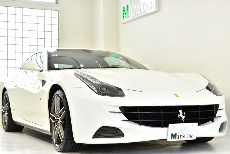 フェラーリ FF F1 DCT 正規ディーラー車 オプション総額350万円オーバー カーボンLEDドライバーゾーン デイトナスタイルシートヒーター付き電動シート 20インチ マルチスポークダイヤモンド鍛造ホイール 左ハンドル