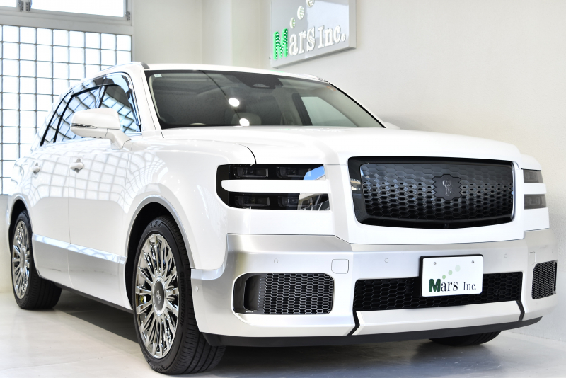 トヨタ センチュリー SUV 3.5 V6 1オーナー フロマージュ本革シート 匠スカッフプレート パノラマルーフ スパッタリング塗装22インチアルミホイール 3段階調光機能付プライバシーガラス 11.6インチリアエンターテインメント 電動格納式サイドステップ