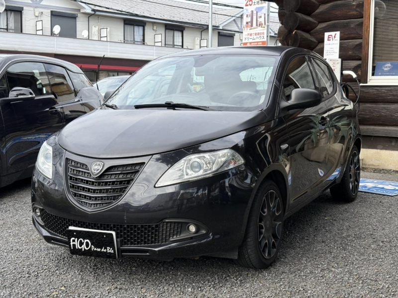 ランチア イプシロン イプシロンS　by　MOMODESIGN　1．3　MULTIJET　ディーゼルターボ　新車並行　左ハンドル　5速マニュアル　16インチアルミホイール　ETC　HID