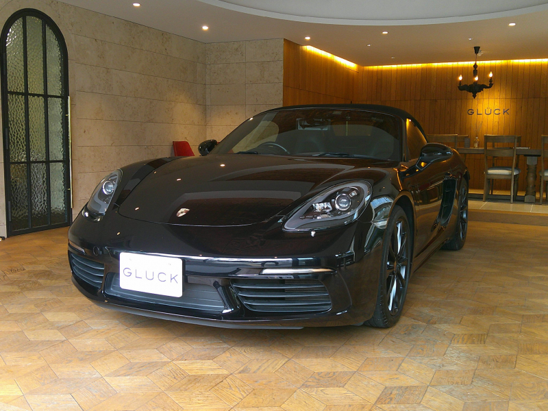 ポルシェ 718 ボクスター ベースグレード　エクステリア: 電動開閉式ソフトトップ、バイキセノンヘッドライト、LEDテールライトなど。 インテリア: スポーツシート、本革巻ステアリングホイール、オートエアコン、Porsche Communication Management (PCM) システム、ABS、ポルシェ・スタビリティ・マネージメントシステム (PSM)   PASM)