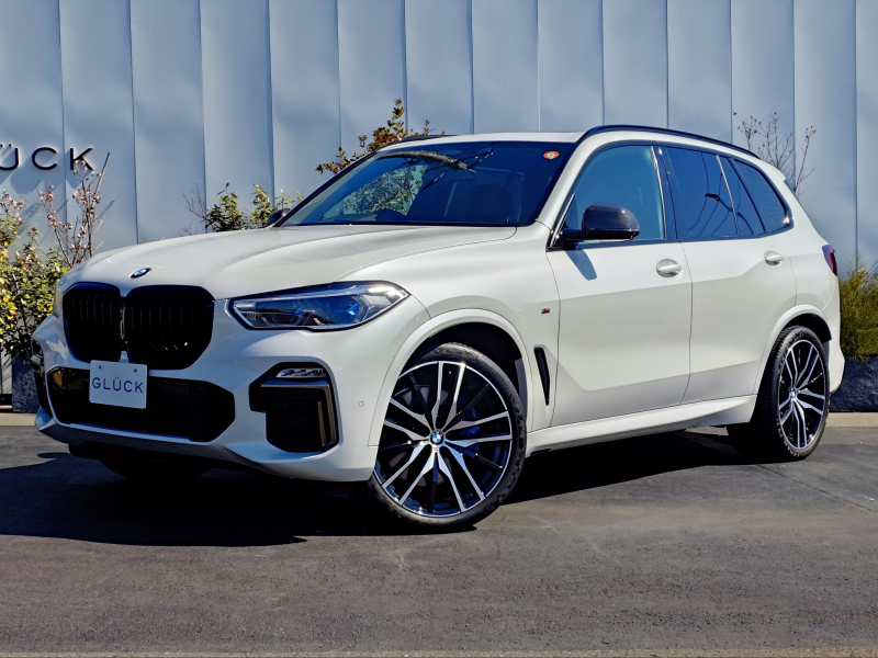 BMW 5シリーズ xドライブ35dMスポーツ ドライビングダイナミクスPKG　コンフォートPkg スカイラウンジパノラマSR HarmanKardon クリスタルフィニッシュ リアブラインド Mカーボンミラー シートクーラー＆ヒーター ディスプレイキー アダプティブLED 360°カメラ　ドライビングアシスト