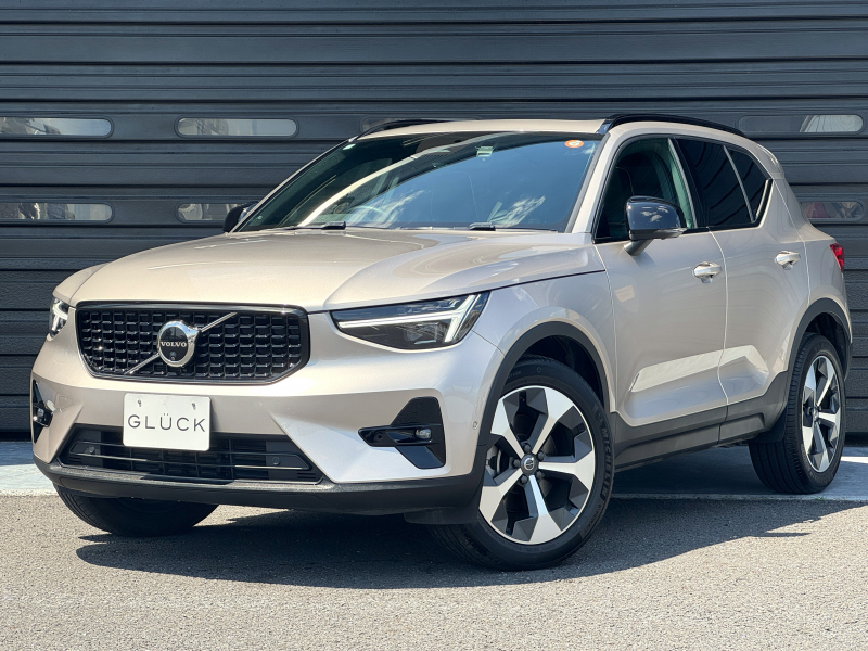 ボルボ XC40 アルティメットB4 AWD ダークエディション 禁煙車 ピクセルLEDヘッドランプ スライディングガラスルーフ 全席シートヒーター ステアリングヒーター 全周囲カメラ harman/kardon ACC 置くだけ充電 GoogleMAP
