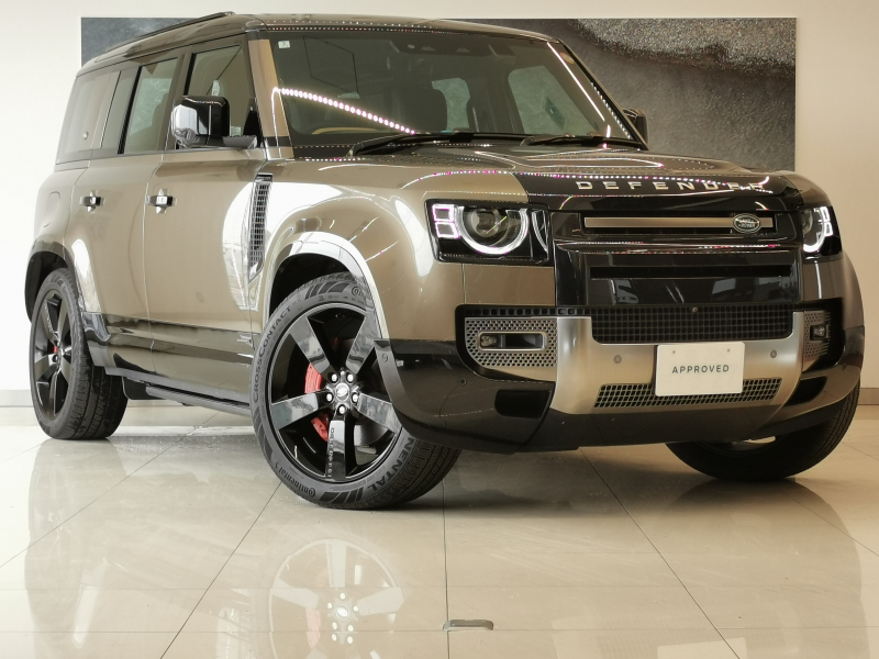 ランドローバー ディフェンダー 110X 3.0L D300 4WD 7名 ワンオーナー ファミリーコンフォートパック 3ゾーンクライメートコントロール 空気清浄システムプラス マニュアル3列目ヒーター付シート 22インチスタイル5098グロスブラック 22インチスペアホイール　禁煙車 電動サイドステップ コールドクライメートコンビニエンスパック