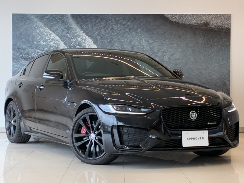 ジャガー XE R-Dynamic S D200 1オーナー プレミアムブラックパック 19インチAWスタイル 5031（5スポークグロスブラック）電動フロントシート（ヒーター付き）ブレーキキャリパー（レッド）　電動調整ステアリング  Touch Pro Duo プライバシーガラス  プレミアムLEDヘッドライト PiviPro