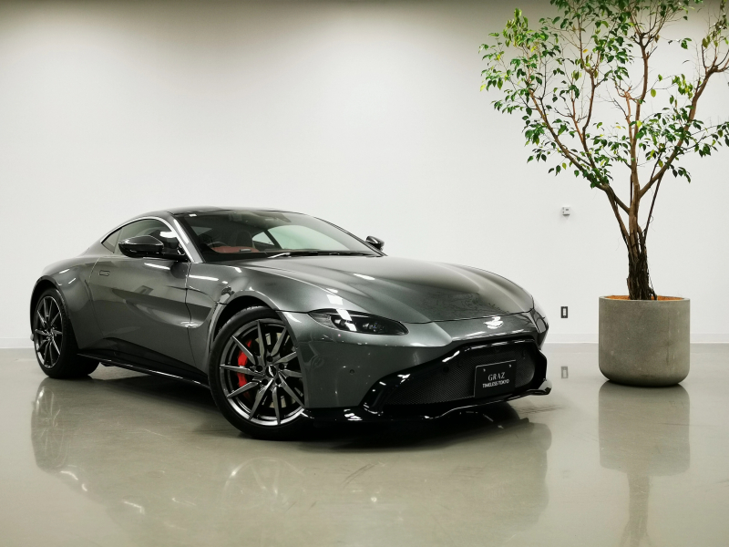 アストンマーティン ヴァンテージ 4.0L V8 RHD 2019MY　10spkディレクショナルシャドウクロームホイール　レッドキャリパー　シートヒーター　エクステリアパック　レザーカラーパレット　360°カメラ　アルカンターラヘッドライニング　認定中古保証