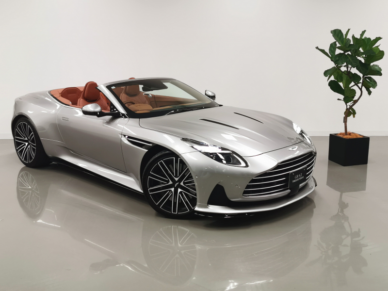 アストンマーティン DB12 Volante 4.0L V8 RHD 2024MY　Qスペシャルペイント　カーボンセラミックブレーキ　Qセミアニリンレザーパレット　インスパイアコンフォートインテリア　認定中古車保証　