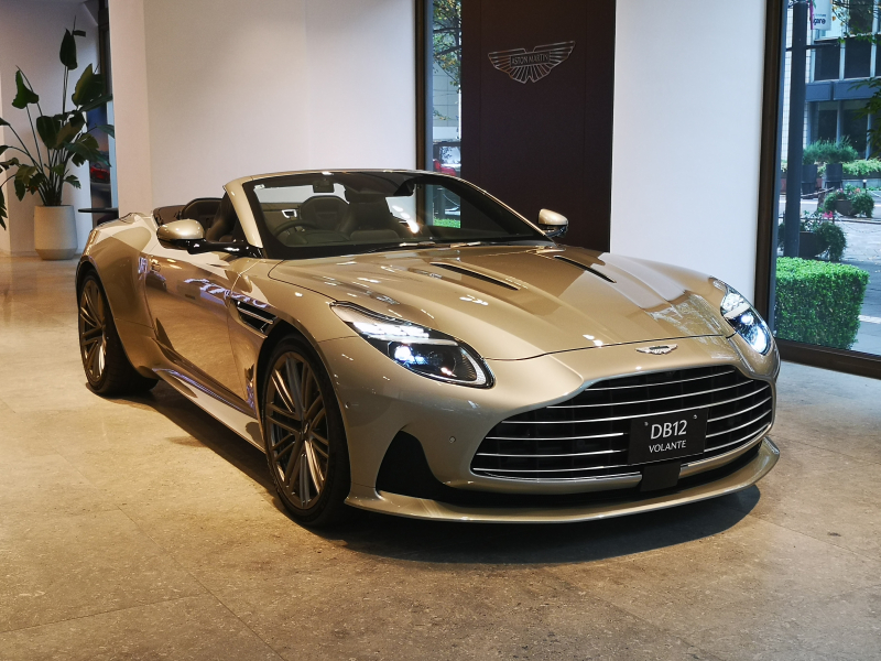 アストンマーティン DB12 Volante 4.0L V8 RHD　21inchサテンマルチスポークホイール　Interior - Inspire Sport - Monotone　ダークウォールナットオープンポワーウッドトリム