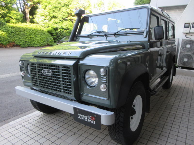 ランドローバー ディフェンダー 110SW 2.2Tdci 稀少サンルーフ Wolfホワイトスチールホイール 5人乗り AT換装済 Nox/Pm適合 3ナンバー ホワイトコントラストルーフ 新品Heritageフロントグリル ヘッドライトサラウンドパネル左右ボディ同色 シュノーケルKIT 前後マッドフラップ サイドランナー 背面タイヤ 並行輸入車 右ハンドル 記録簿付