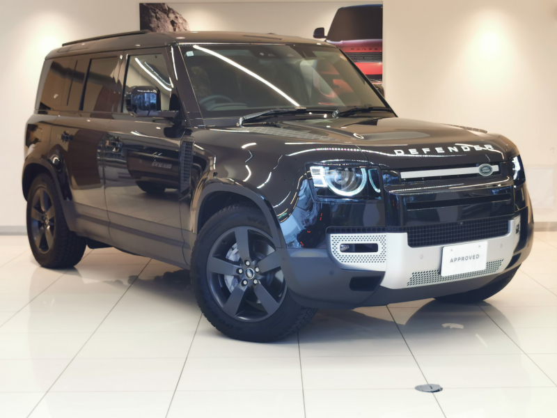 ランドローバー ディフェンダー 110 S 3.0L D300 AWD 1オーナー 黒シート サンルーフ フロントシートヒーター 電子制御エアサスペンション インタラクティブドライバーディスプレイ 20インチアルミホイール ブラックルーフレール フロントフォグランプ