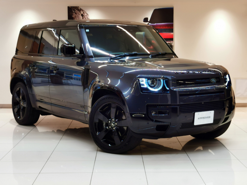 ランドローバー ディフェンダー 110 V8エディション 5.0L V8S/C P525 AWD 1オーナー 黒ハーフ革シート サンルーフ フロントシートヒーター＆クーラー MERIDIANサラウンド ヘッドアップディスプレイ センターコンソール急速クーラーBOX インタラクティブドライバーディスプレイ