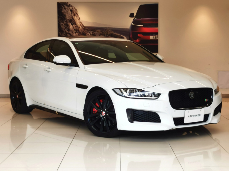 ジャガー XE S 3.0L 1オーナー サンルーフ 黒革シート フロントシートヒーター＆クーラー、リアシートヒーター MERIDIANサラウンド ACC 19インチアルミホイール ステアリングヒーター 電動調整ステアリングコラム